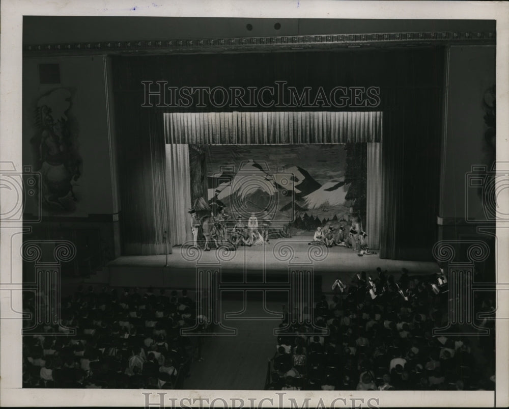 1939 Press Photo New York View of the Play at the Waldorf Grand Ballroom NYC