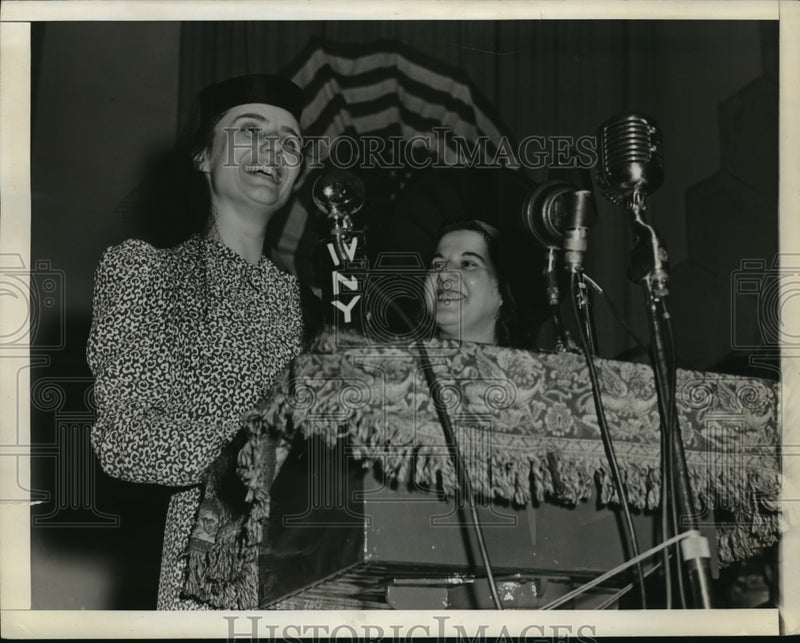 Load image into Gallery viewer, 1941 Press Photo New York Dr. Mary Steicher &amp; Mrs. Shirley Beck NYC - neny14661
