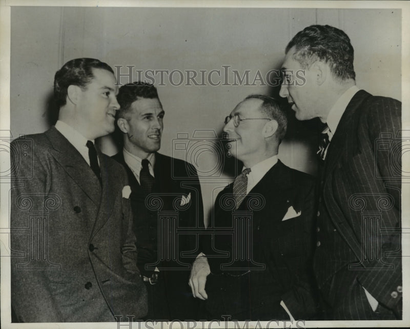 Load image into Gallery viewer, 1939 Press Photo New York Giants Baseball Luncheon Meeting NYC - neny14708
