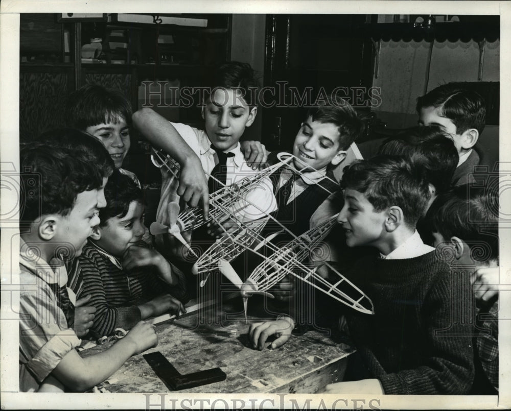 1941 Press Photo New York Children&#39;s Aid Society, Christmas Gifts Refugees NYC  - Historic Images