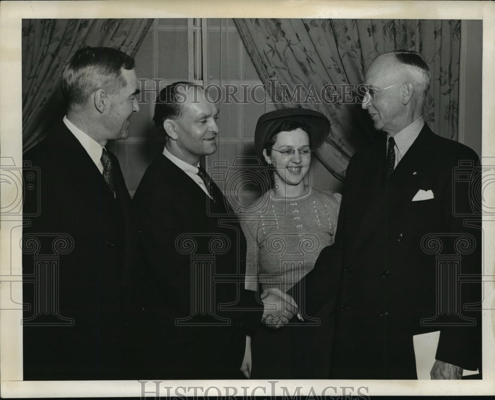 1941 Press Photo New York Erwin Walter Brink Smallest Manufacturer NYC- Historic Images