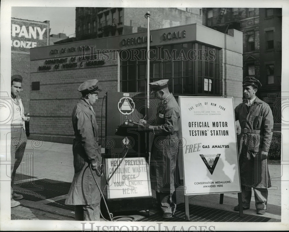 1941 Press Photo New York Autos Checked Against Gas Waste NYC - neny14883