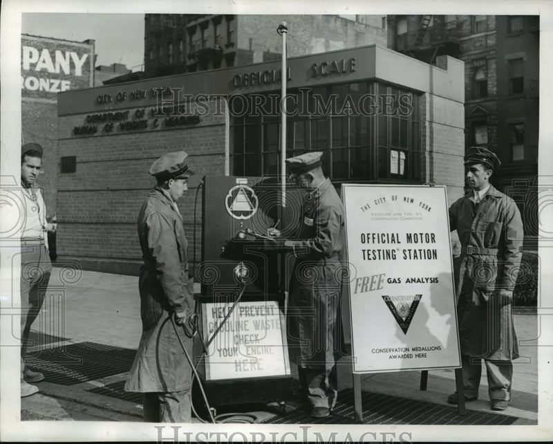 Load image into Gallery viewer, 1941 Press Photo New York Autos Checked Against Gas Waste NYC - neny14883
