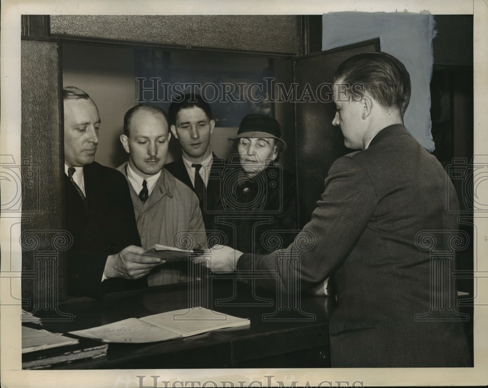 1940 Press Photo New York Norwegians at Consulate Learn of German Invasion NYC- Historic Images
