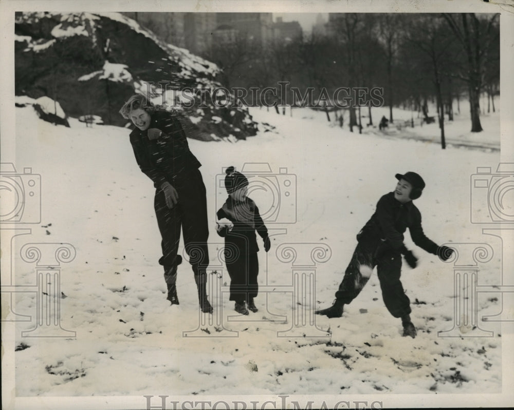 1940 Press Photo New York Mother and her children play in the snow NYC