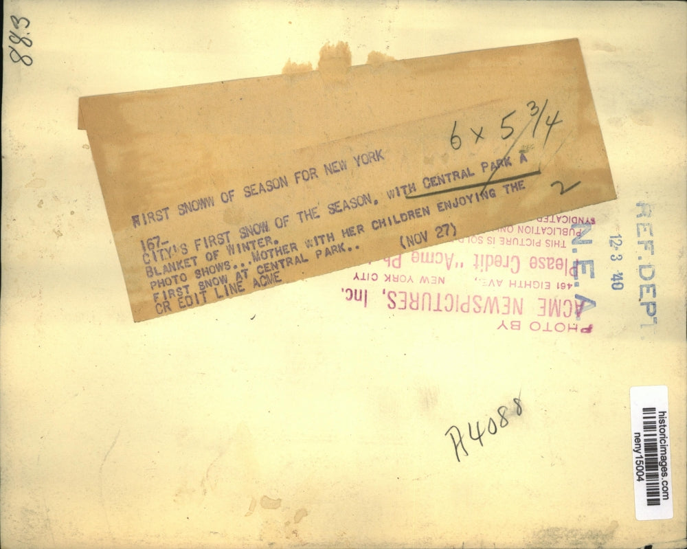 1940 Press Photo New York Mother and her children play in the snow NYC