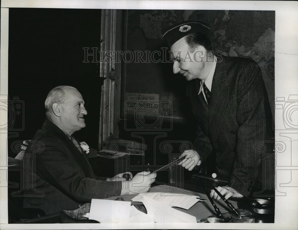 1940 Press Photo New York Samuel Lamport donates pianos to the Army NYC