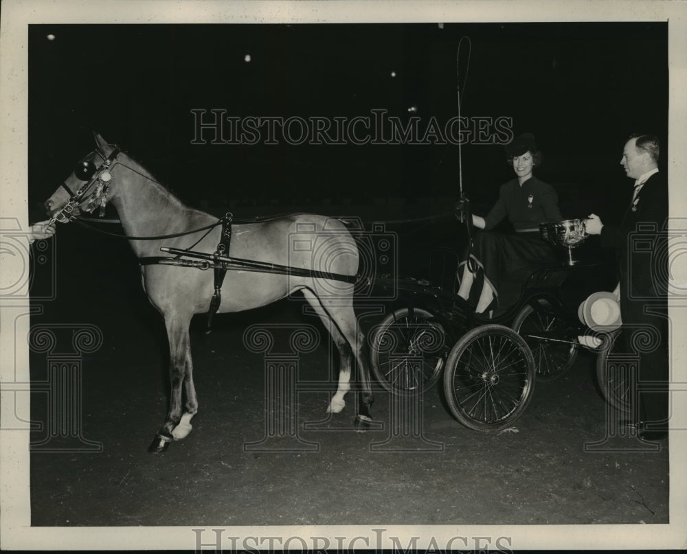 1940 Press Photo New York Mrs Chauncey Fox Howe at National Horse Show NYC- Historic Images