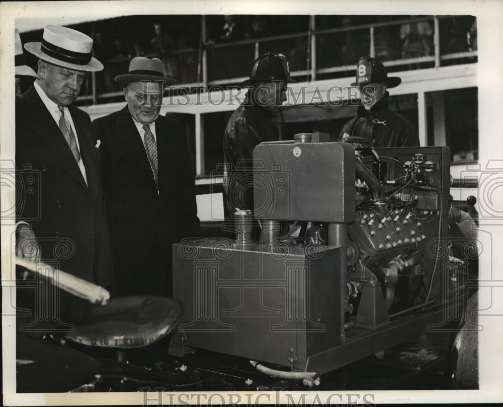 1941 Press Photo New York Fire Pumps tested at Battery Sea Wall NYC - neny15085