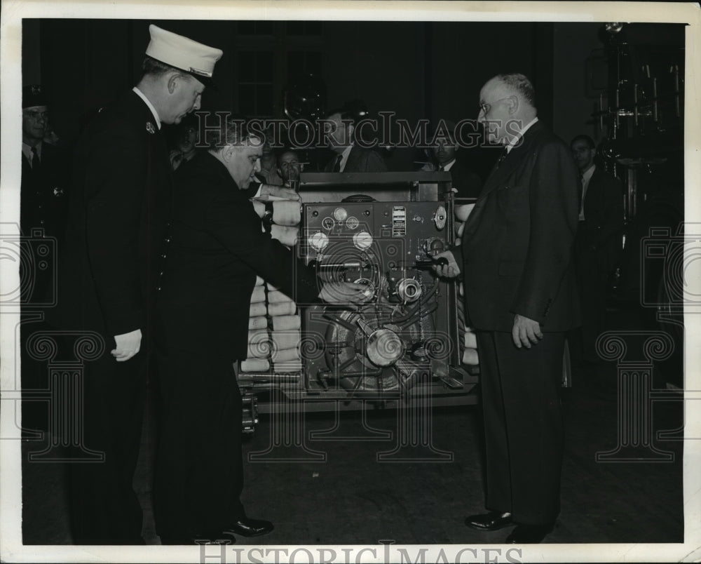 1941 Press Photo New York Officials at Civilian Defense Exposition NYC