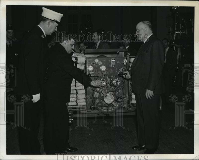 Load image into Gallery viewer, 1941 Press Photo New York Officials at Civilian Defense Exposition NYC
