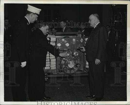 1941 Press Photo New York Officials at Civilian Defense Exposition NYC