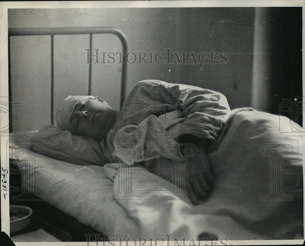 1940 Press Photo New York Milton B. Logan recovering after assault Belleview NYC