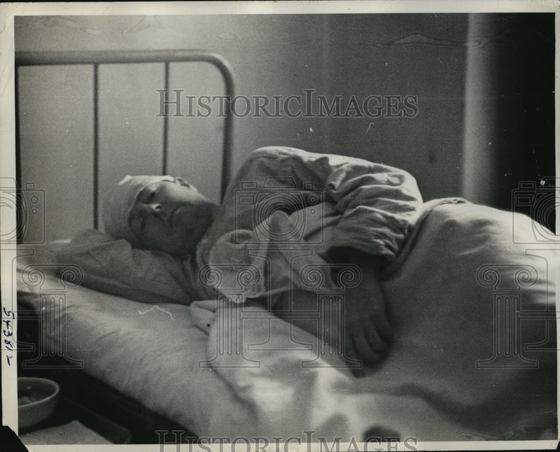 Load image into Gallery viewer, 1940 Press Photo New York Milton B. Logan recovering after assault Belleview NYC
