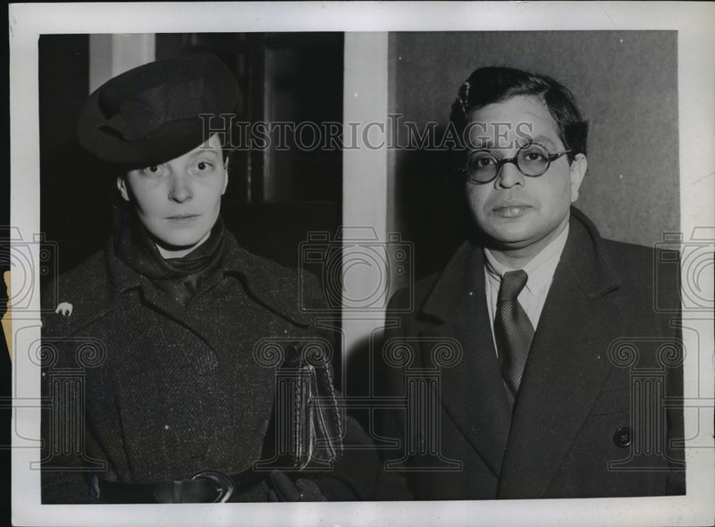 Load image into Gallery viewer, 1941 Press Photo New York Indian Journalist TA Raman and his wife NYC

