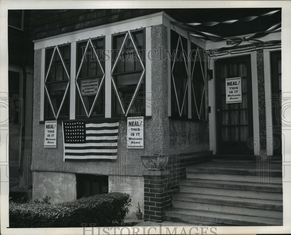 1945 Press Photo New York Placards for Neal Carbonara in Queens NYC - neny15334