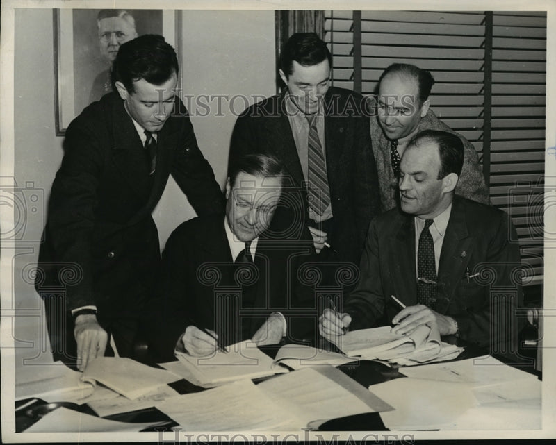 Load image into Gallery viewer, 1940 Press Photo New York Agmt Signed Between Maritime Union &amp; Ship Firms NYC
