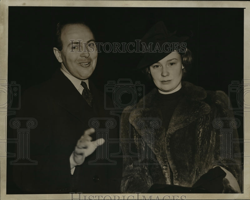 Load image into Gallery viewer, 1941 Press Photo New York Meets Royal Fiancee on Pier NYC - neny15369
