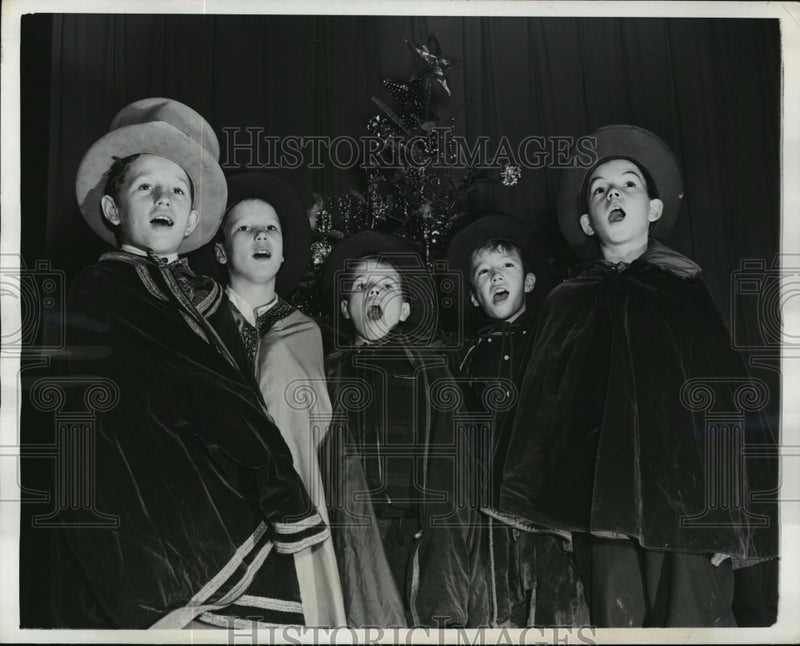 Load image into Gallery viewer, 1941 Press Photo New York Madison Square Boys Club Choral Club NYC - neny15441
