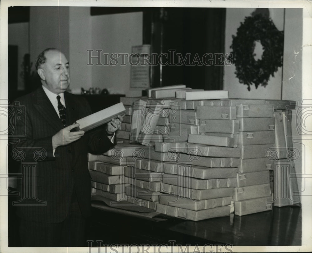 1941 Press Photo New York Postmaster Goldman with Gifts for Service Men NYC- Historic Images