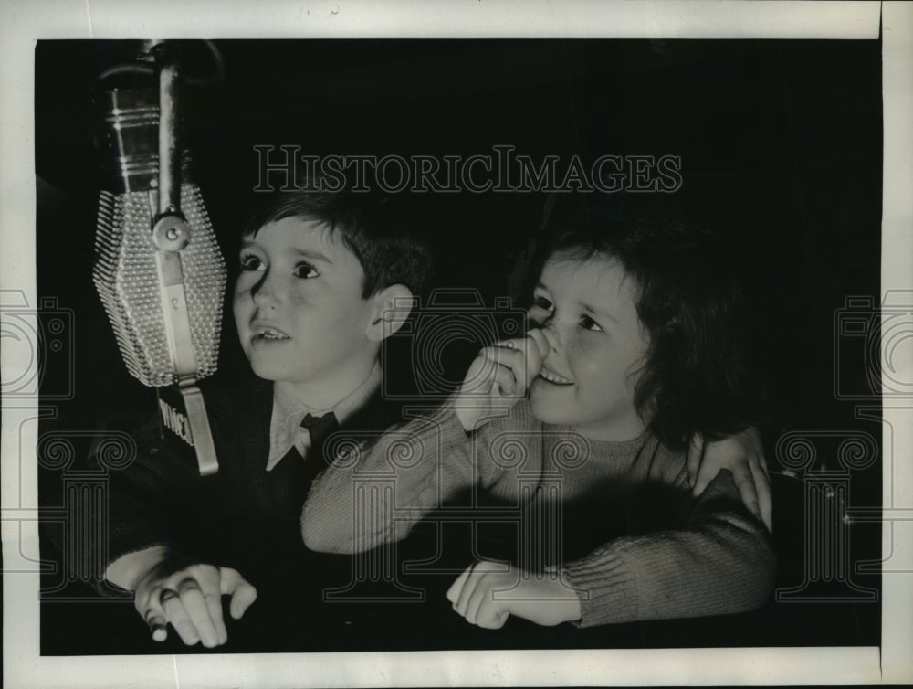 1941 Press Photo New York Pauline & John Rathbone as mom joins Pariament NYC