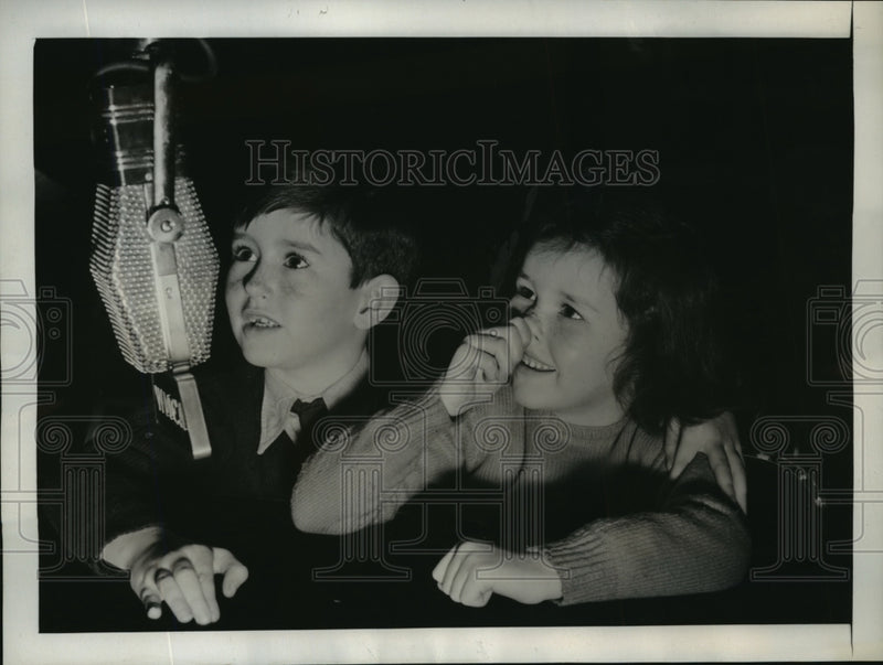 Load image into Gallery viewer, 1941 Press Photo New York Pauline &amp; John Rathbone as mom joins Pariament NYC
