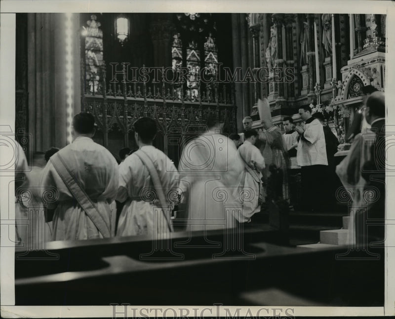 Load image into Gallery viewer, 1941 Press Photo New York Archbishop Francis Spellman ordaining NYC - neny15543
