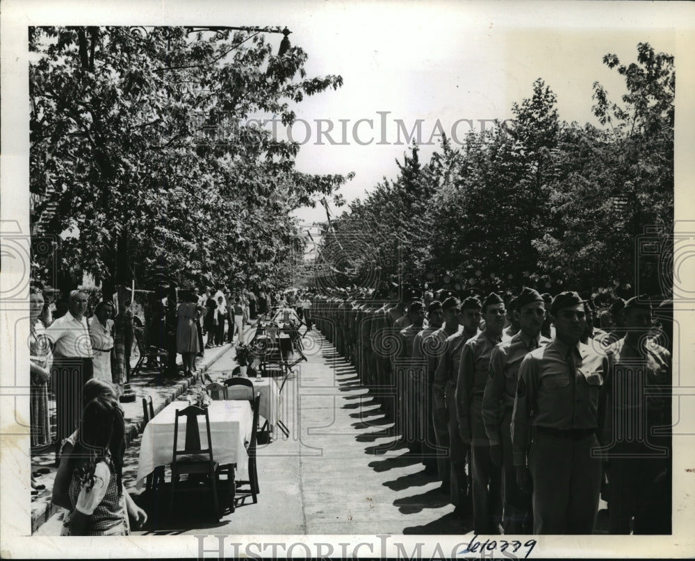 1941 Press Photo New York Laurelton, L.I. Block Party for Soldiers NYC