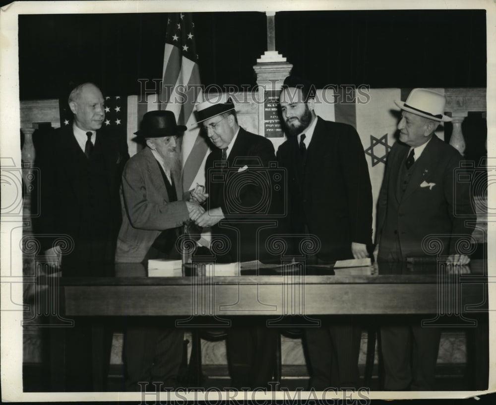 1941 Press Photo New York Robias Wildstein age 109 buys Defense Bond NYC