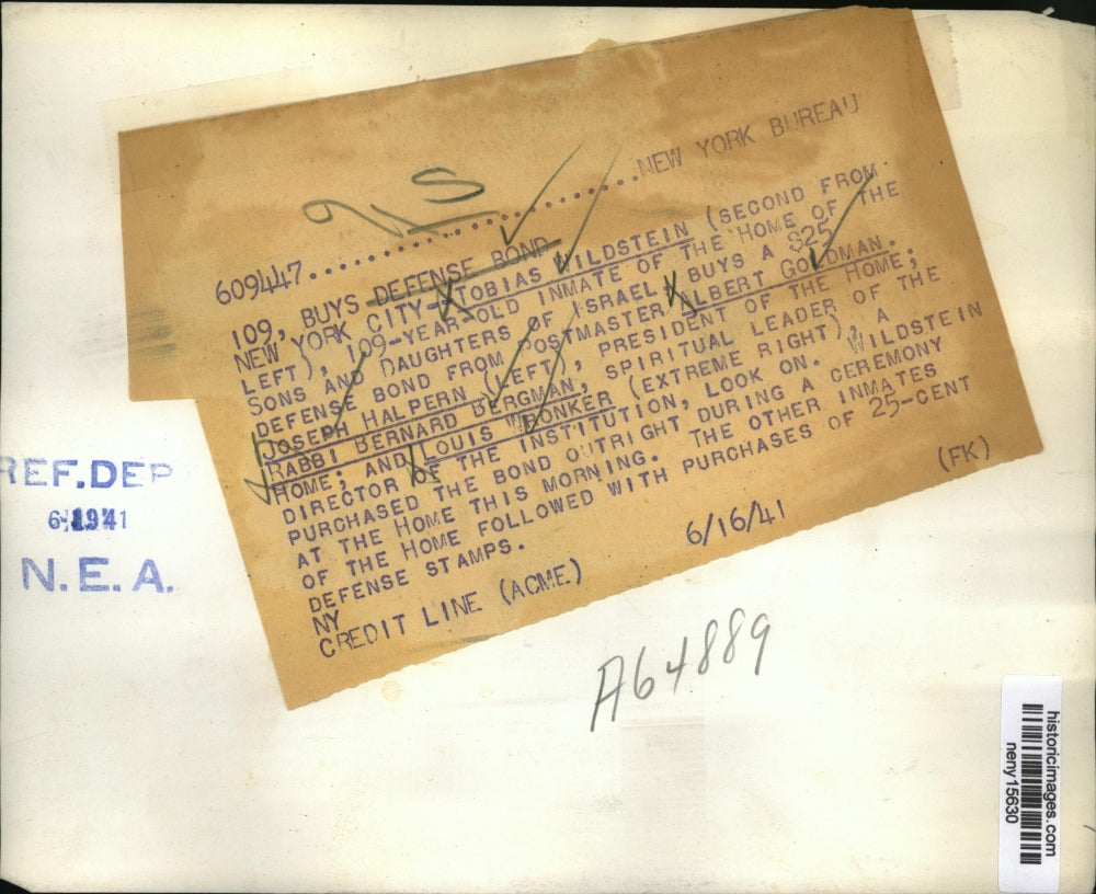 1941 Press Photo New York Robias Wildstein age 109 buys Defense Bond NYC