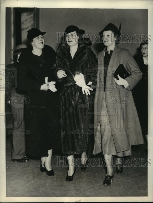 1934 Press Photo New York Mrs Reginald Vanderbilt leaving court NYC - neny15738