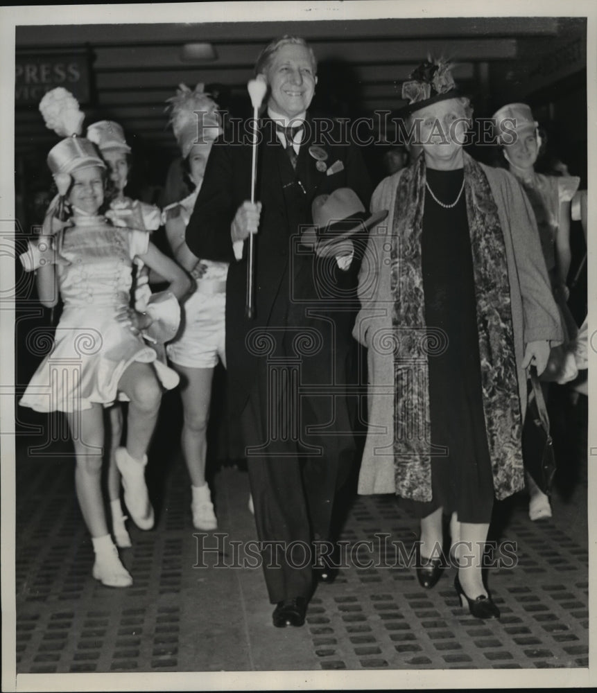 1939 Press Photo New York Gov &amp; Mrs Clyde Hoey of North Carolina lead parade NYC- Historic Images