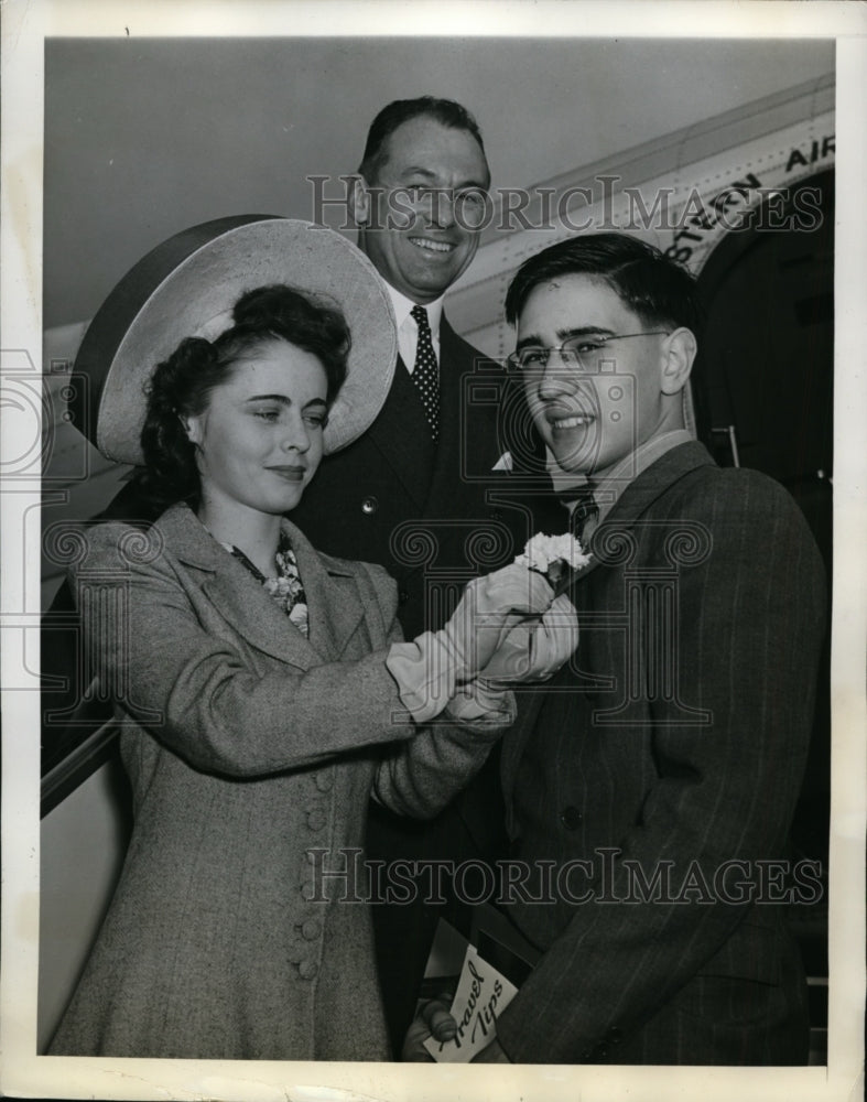 1941 Press Photo New York Jack Buehler Arrives in LaGuardia Field NYC- Historic Images