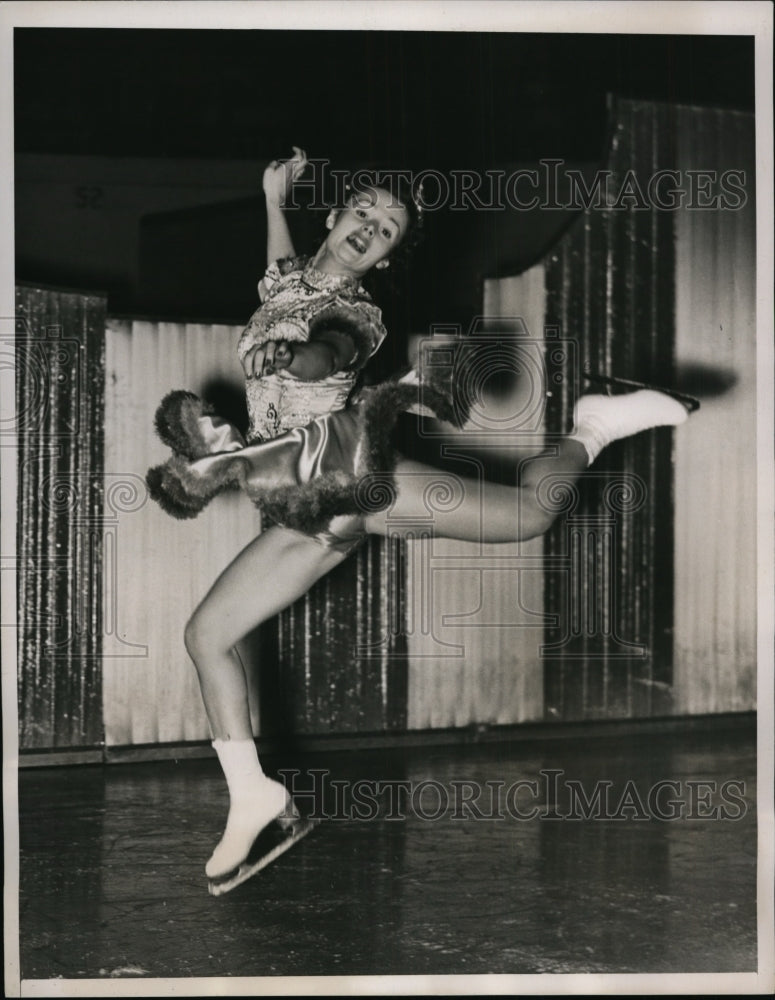 1940 Press Photo New York Audrey Peppe makes her debut at Ice Revue NYC- Historic Images