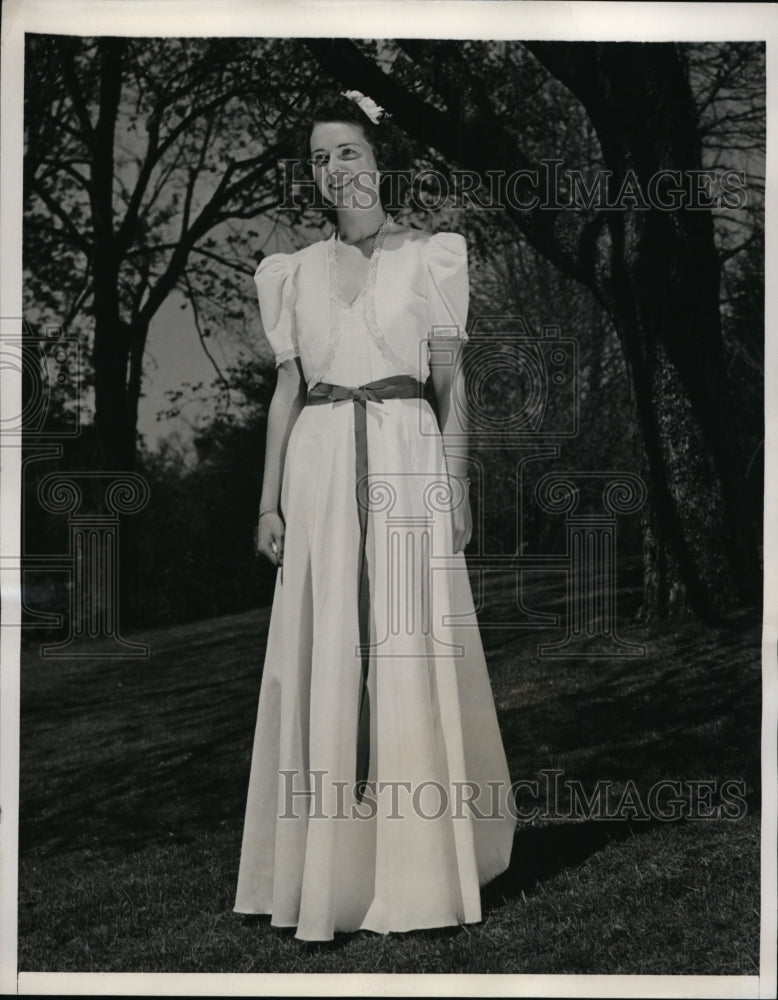 1940 Press Photo  New York Helen McCathy a student modeled a Class Day Gown NYC- Historic Images