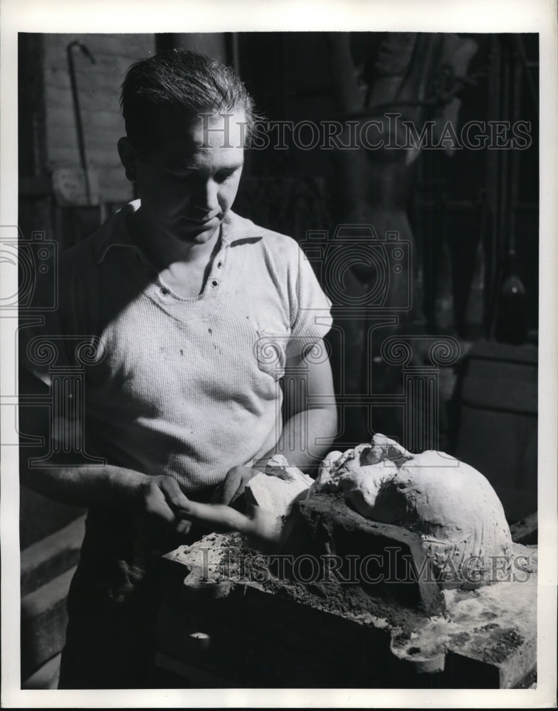 1941 Press Photo New York Jo Davidson studio worker with statue bust NYC - Historic Images