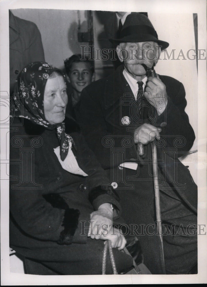 1950 Press Photo New York Oldest Couple in D.P. Arrival NYC - neny16657