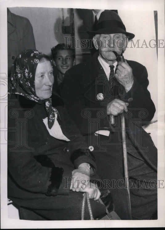 1950 Press Photo New York Oldest Couple in D.P. Arrival NYC - neny16657