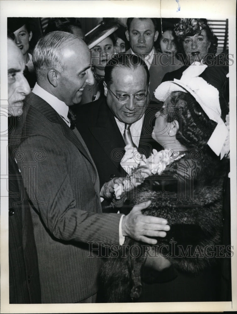 Load image into Gallery viewer, 1942 Press Photo New York Manuel Prado Pres.of Peru greeted at New York City
