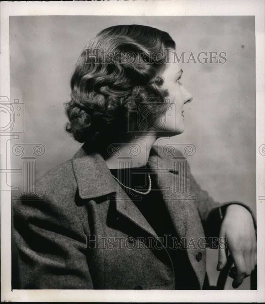 1940 Press Photo NEW YORK OUTDOOR GIRL COIFFURE AT INTERNATIONAL BEAUTY SHOW NYC- Historic Images