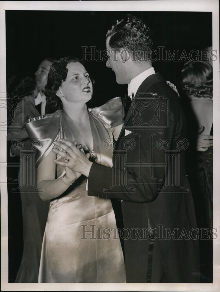 Load image into Gallery viewer, 1937 Press Photo New York Virginia Ehret &amp; Walter Emmons Jr at Baghdad Ball NYC
