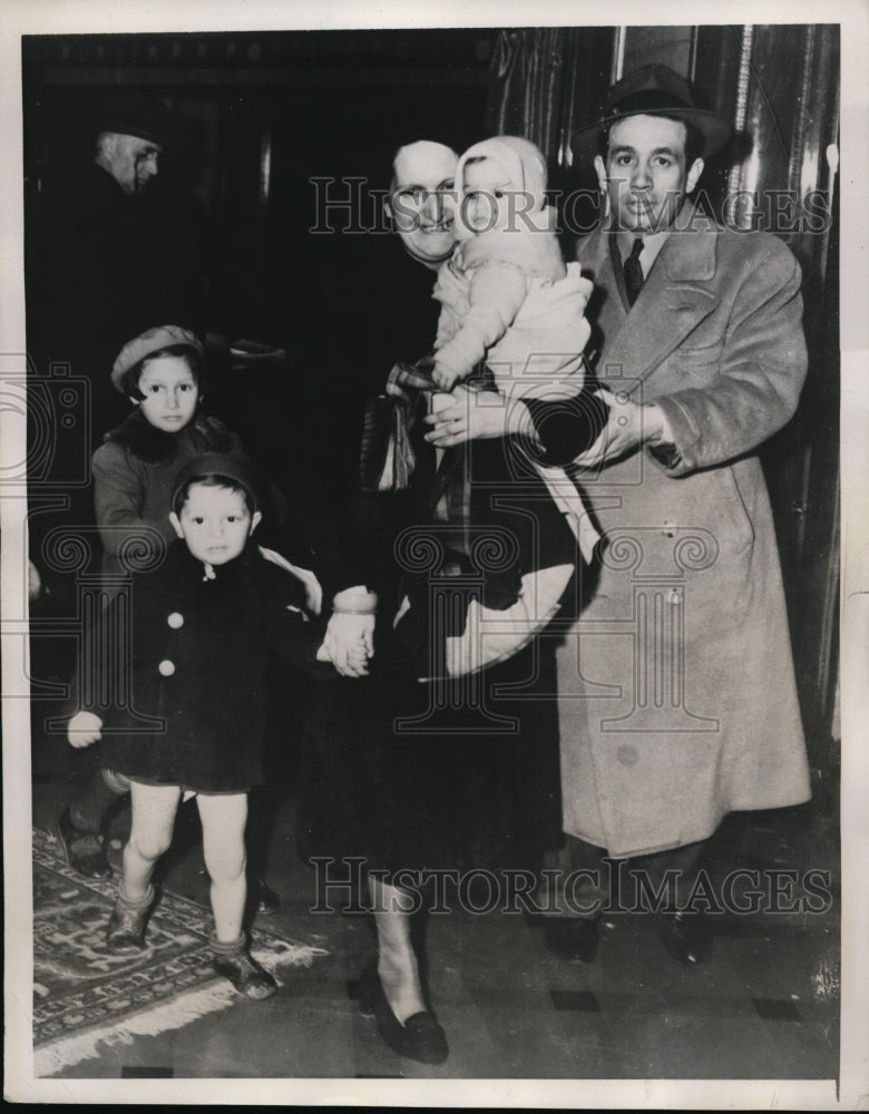 1940 Press Photo New York Stowaway Family Arrives on Italian Liner Vulcania NYC