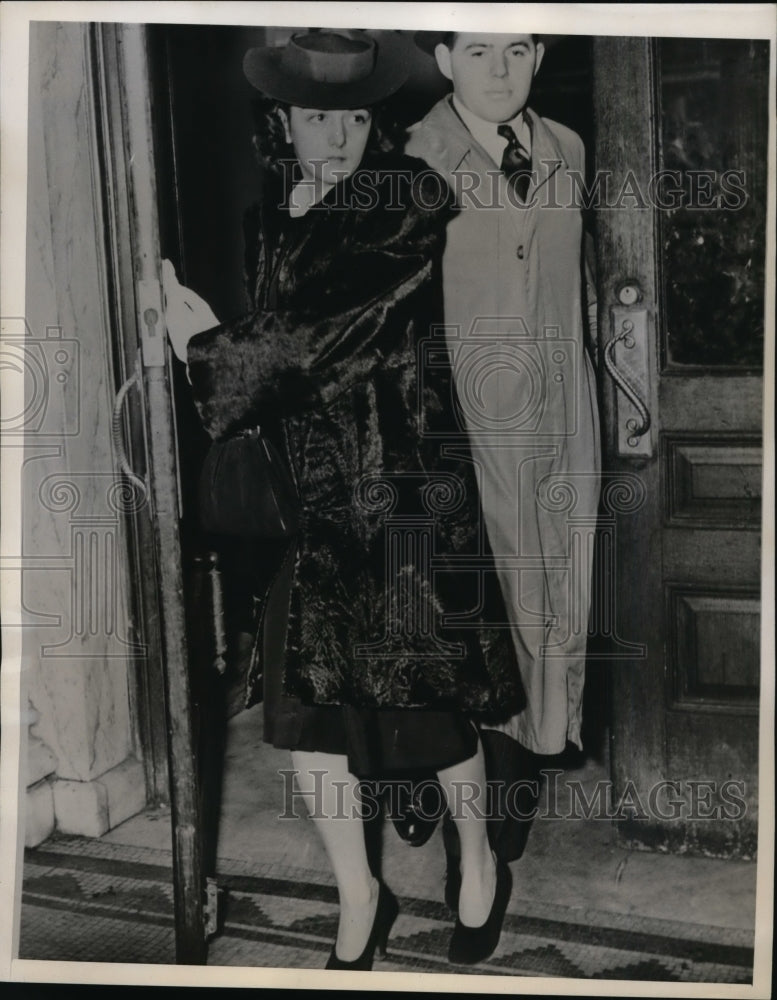 Load image into Gallery viewer, 1940 Press Photo New York Cecelia Ritchie captured bandit with armed pistol NYC
