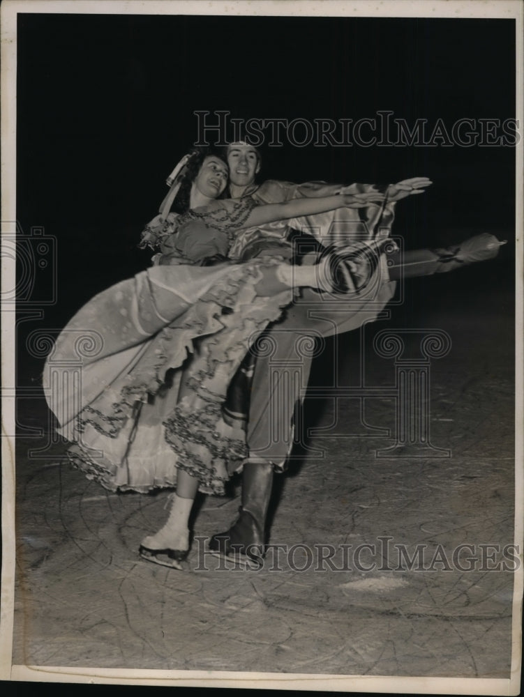 Load image into Gallery viewer, 1940 Press Photo New York Betty Laberee &amp; Bill Wade Hollywood Ice Revue NYC
