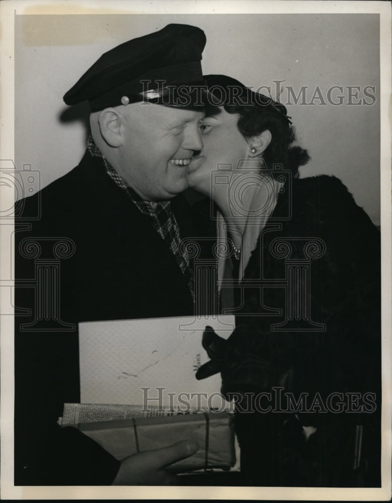 Load image into Gallery viewer, 1940 Press Photo New York Willi Stunkel, Musician greeted by his wife Edna NYC
