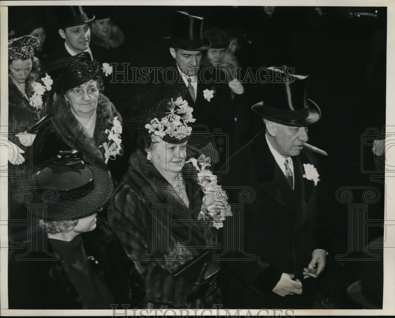 Load image into Gallery viewer, 1940 Press Photo New York Alfred Smith in Easter Parade on Fifth Avenue NYC.
