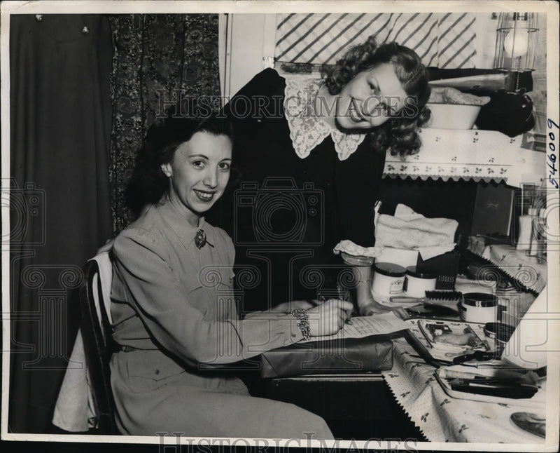 Load image into Gallery viewer, 1940 Press Photo New York Kathryn Kimber, benda Forbes at Booth theater NYC
