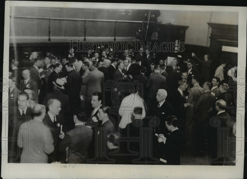 Load image into Gallery viewer, 1934 Press Photo New York Toronto Stock Exchange Floor Comparison NYC

