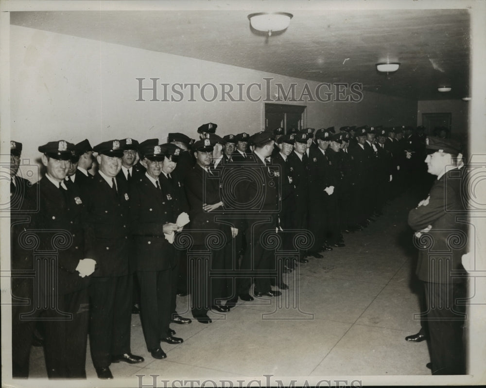 1934 Press Photo New York Police Guards at Lindbergh Arrival to Courthouse NYC