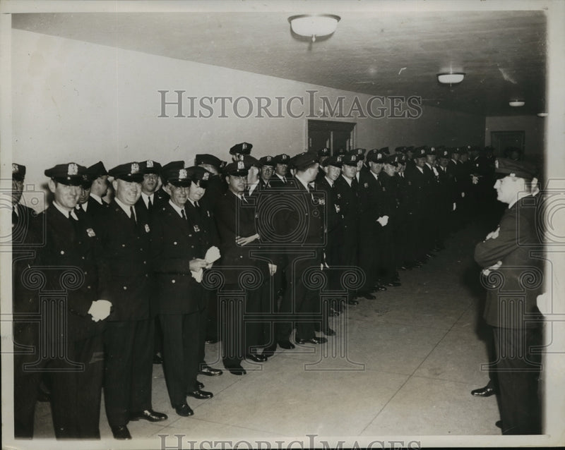 Load image into Gallery viewer, 1934 Press Photo New York Police Guards at Lindbergh Arrival to Courthouse NYC
